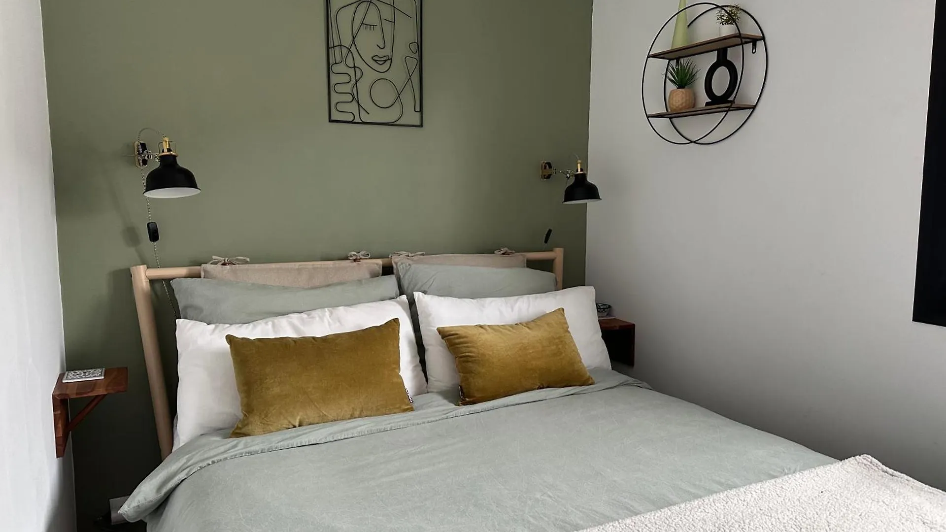 Modern 2 Bed Apartment, Private Roof Terrace With Jacuzzi - Competa Centre - Casa De La Plaza İspanya