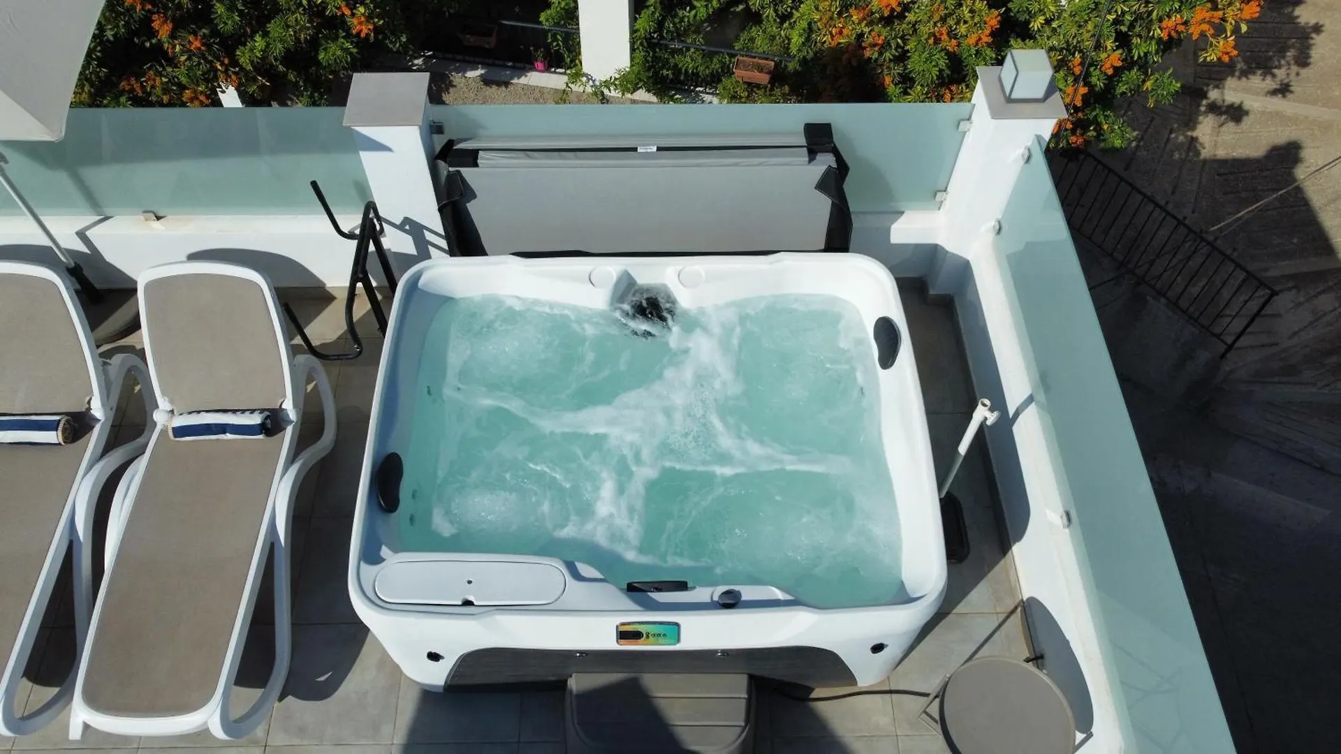 Daire Modern 2 Bed Apartment, Private Roof Terrace With Jacuzzi - Competa Centre - Casa De La Plaza