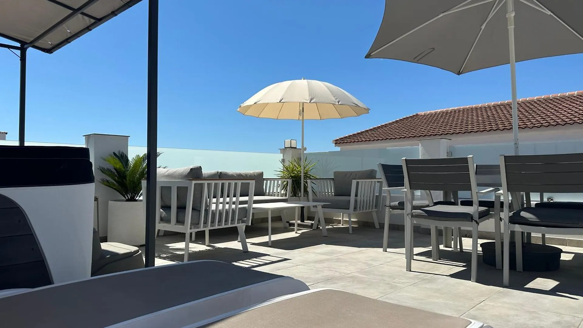 Daire Modern 2 Bed Apartment, Private Roof Terrace With Jacuzzi - Competa Centre - Casa De La Plaza