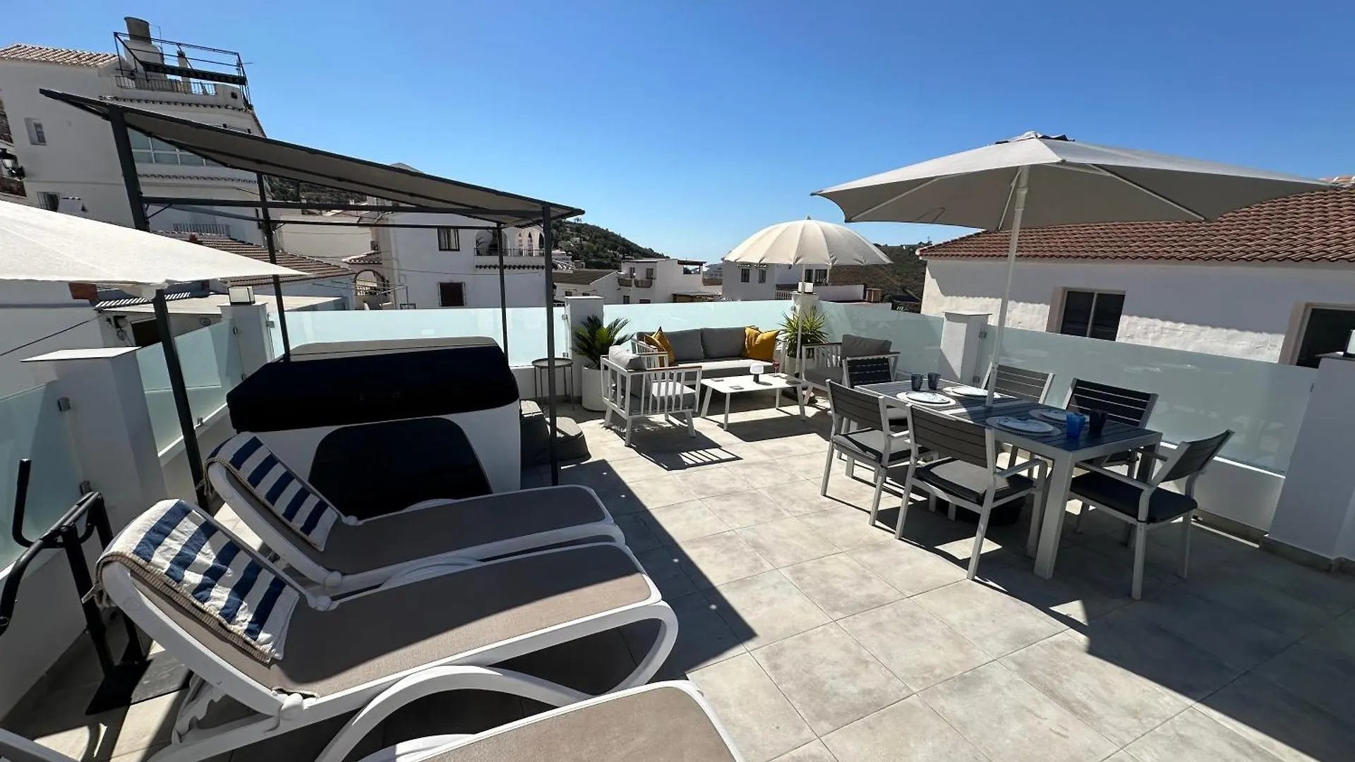 Modern 2 Bed Apartment, Private Roof Terrace With Jacuzzi - Competa Centre - Casa De La Plaza 0*,  İspanya